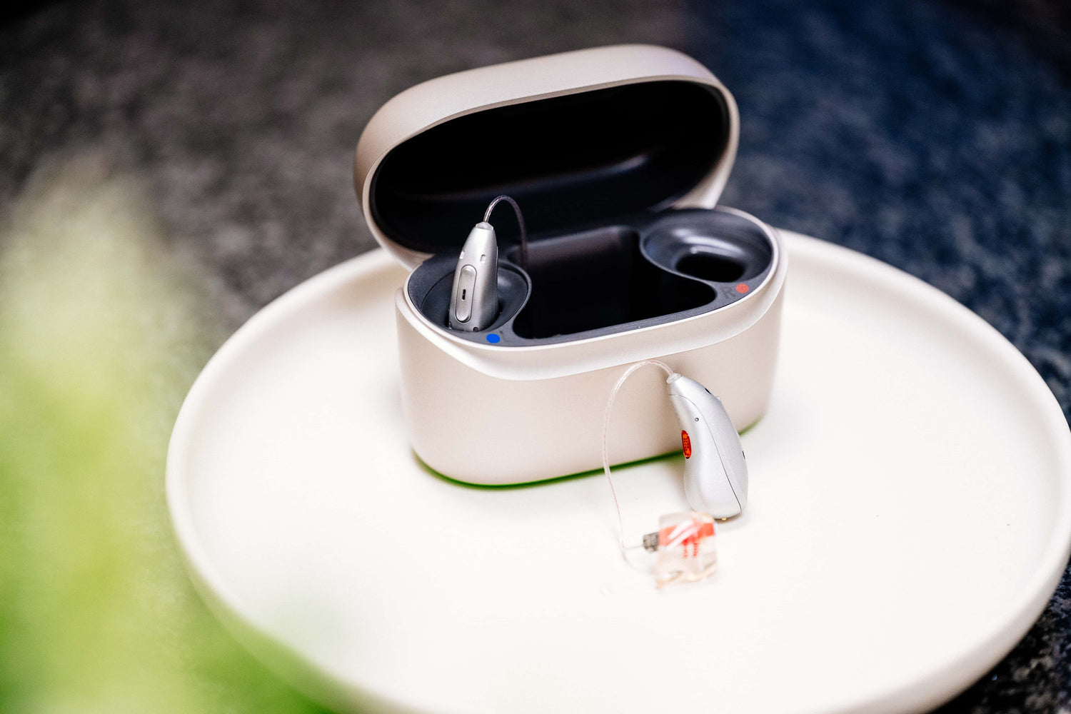 Phonak Hörgeräte auf Tisch von AKustiker John